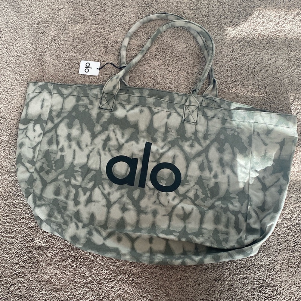 NWT Alo tote bag extra large. Gray and white